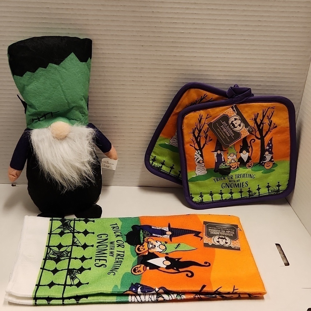 Gnome decor Frankenstein 2 pot holders towel kitchen New NWT Halloweenl